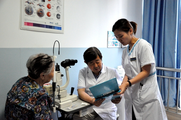 全国政协委员、北京同仁医院副院长徐亮为患者义诊