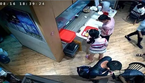 女子在饭店丢万元名表 排列上万手机号找出拾走者