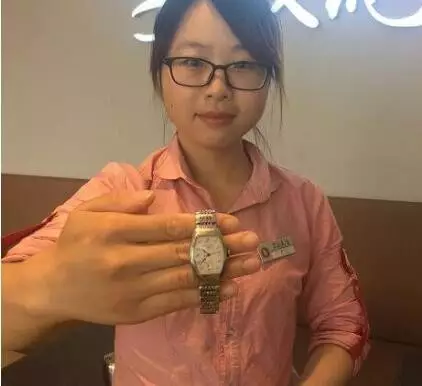 女子在饭店丢万元名表 排列上万手机号找出拾走者