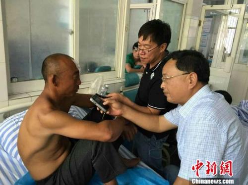 获救渔民丁兆兰在接受<a target='_blank' href='http://www.chinanews.com/' >中新网</a>等媒体采访，讲述渔船被撞惊魂一刻。于从文 摄