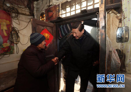 2012年12月29日至30日，中共中央总书记、中央军委主席习近平在河北省阜平县看望慰问困难群众。 新华社记者 兰红光 摄