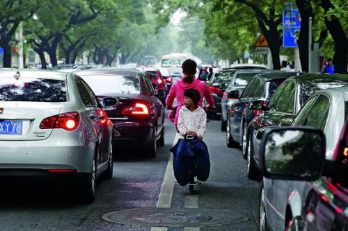 上下班高峰路段，北京的道路时常出现拥堵。摄影/中国新闻周刊记者 韩海丹