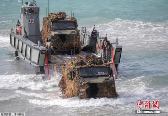 当地时间7月13日，美澳两国士兵在澳大利亚参加两年一次的“护身军刀”联合军演。