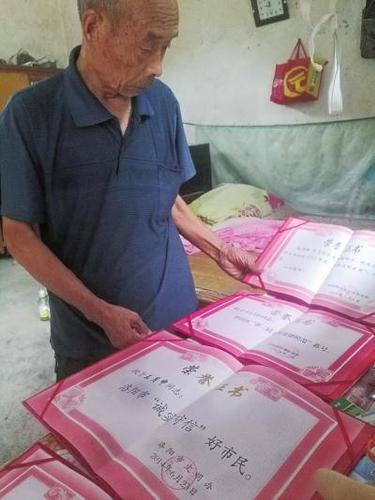 河南老伯20年攒5万替儿还债：还上钱才能睡踏实