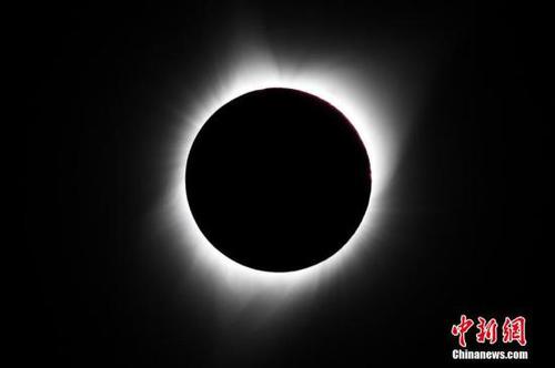当地时间8月21日11时，在美国怀俄明州大提顿国家公园拍摄的日全食景观。此次日食在地球表面形成宽约113公里的日全食带，自西北向东南贯穿美国本土，美国14个州可观测到日全食。 <a target='_blank' href='http://www.chinanews.com/'>中新社</a>发 白继开 摄