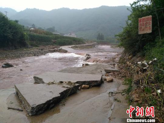 图为商洛发生暴雨洪涝灾害。　万涛 摄