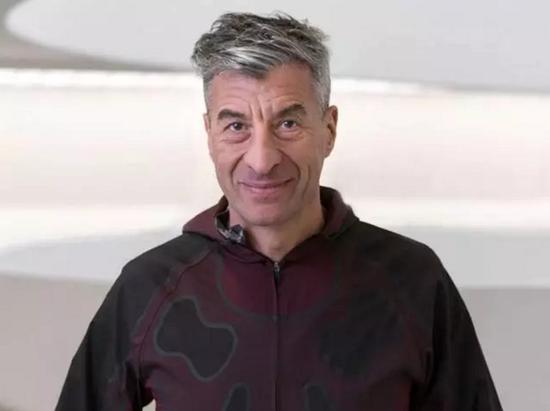 图为Maurizio Cattelan，图片来自guggenheim，版权属于原作者