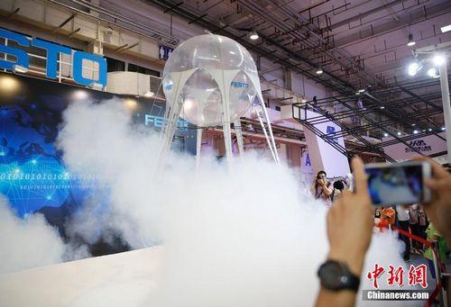在展厅内“畅游”的仿生水母吸引了观众的目光。 <a target='_blank' href='http://www.chinanews.com/'>中新社</a>记者 刘关关 摄