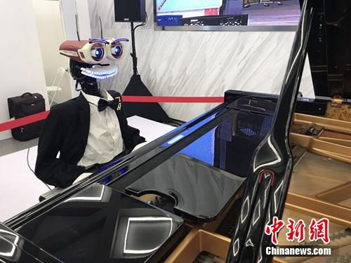 会弹钢琴的机器人。<a target='_blank' href='http://www.chinanews.com/' >中新网</a> 吴涛 摄