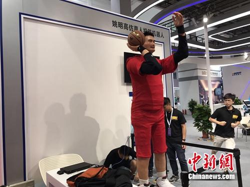 投篮机器人。<a target='_blank' href='http://www.chinanews.com/' >中新网</a> 吴涛 摄