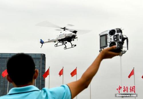 资料图：8月17日，第四届中国-亚欧安防博览会在乌鲁木齐开幕，同期举行的“新疆无人机对抗赛”和“首届反制无人机设备大赛”也如期开赛。<a target='_blank' href='http://www.chinanews.com/'>中新社</a>记者 刘新 摄