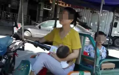 年轻母亲边开三轮边喂奶 交警没罚款还一路护送