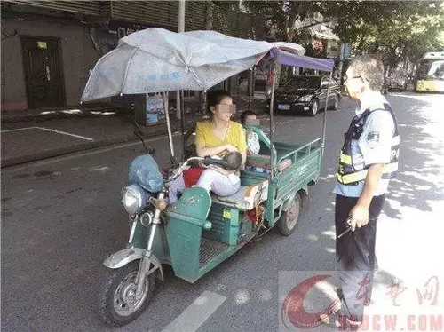 年轻母亲边开三轮边喂奶 交警没罚款还一路护送