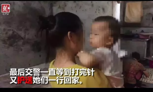 年轻母亲边开三轮边喂奶 交警没罚款还一路护送