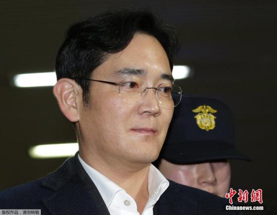 当地时间2月22日，韩国三星电子副会长李在镕（中）被押往位于首尔的特检组办公室接受问讯。三星电子副会长李在镕因涉嫌行贿、挪用公款等多项罪名于17日被捕，连日来多次接受问讯。