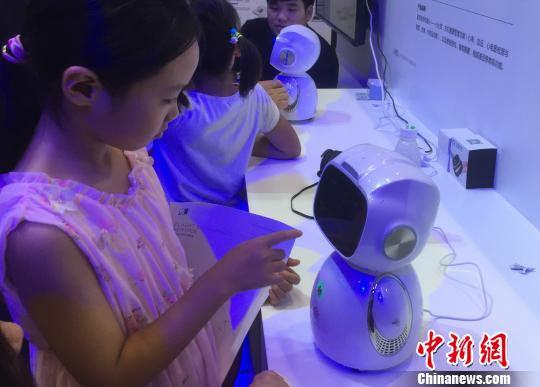 互联网正助力机器人“跨界”发展。图为家居陪伴式机器人，具备健康监测等功能。　曾鼐 摄