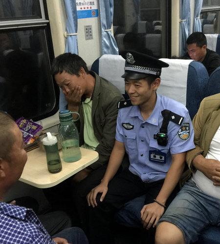 钟斌在列车上与旅客交流