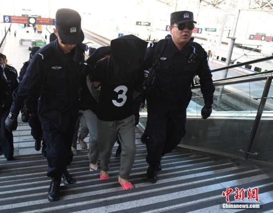 8月29日，在长春火车站，10名电信诈骗犯罪嫌疑人被长春警方从缅甸经云南押解回国。据悉，这十名犯罪嫌疑人自2013年1月开始作案235起，跨24个省、自治区、直辖市，涉案金额360万元人民币。 中新社记者 张瑶 摄