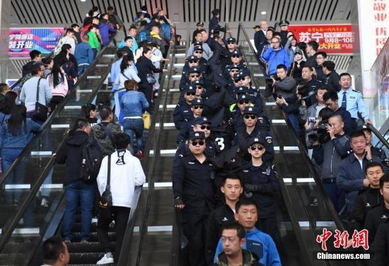 8月29日，在长春火车站，10名电信诈骗犯罪嫌疑人被长春警方从缅甸经云南押解回国。据悉，这十名犯罪嫌疑人自2013年1月开始作案235起，跨24个省、自治区、直辖市，涉案金额360万元人民币。 中新社记者 张瑶 摄