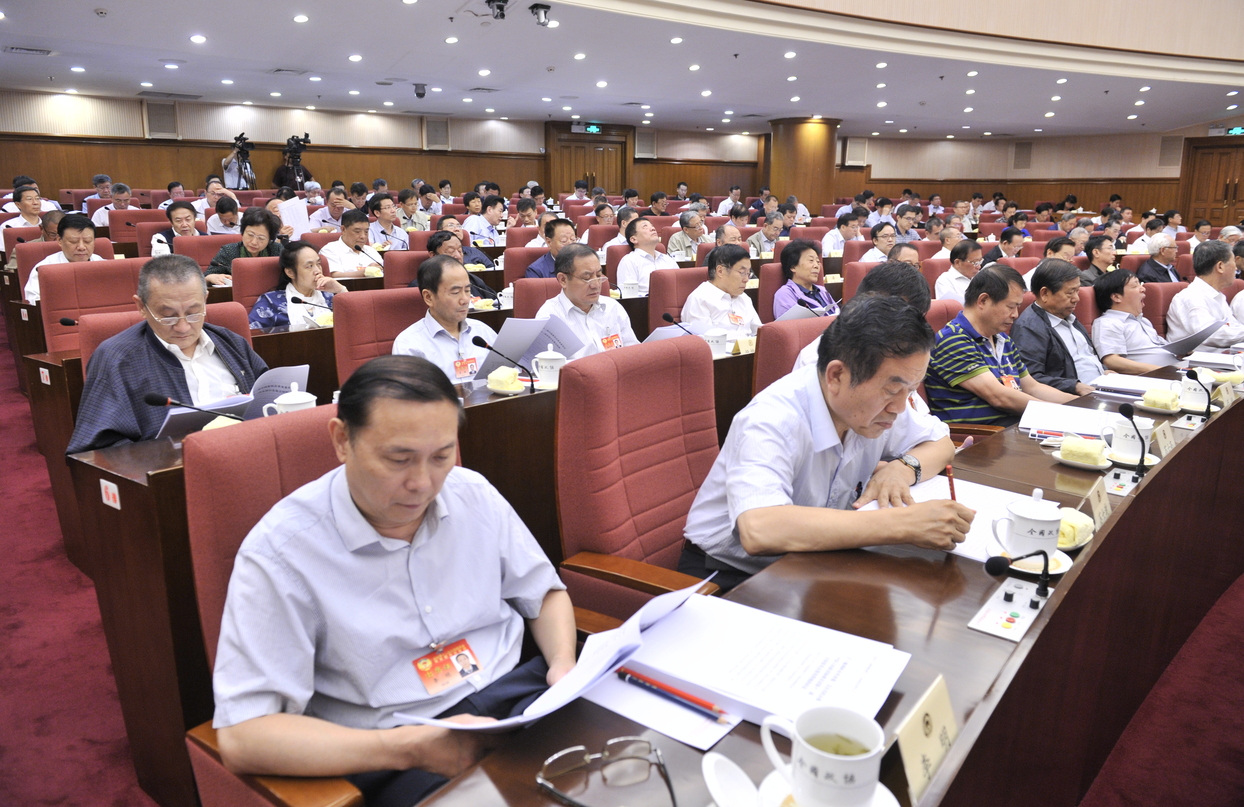        委员们认真听取大会发言