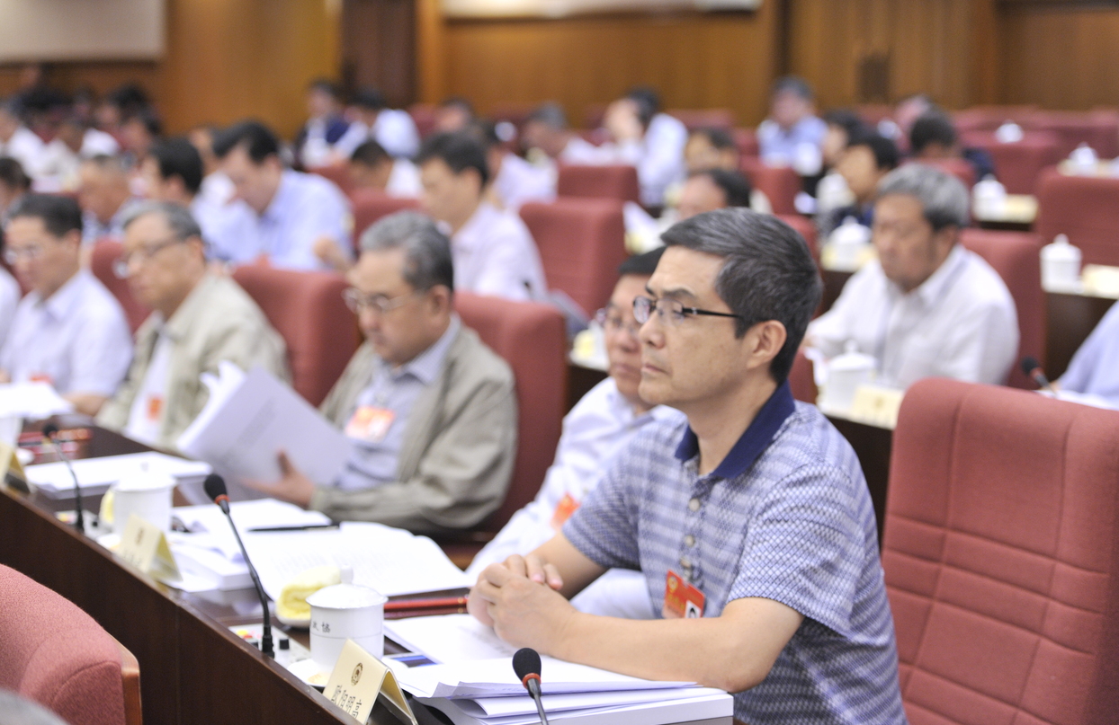     委员们认真听取大会发言