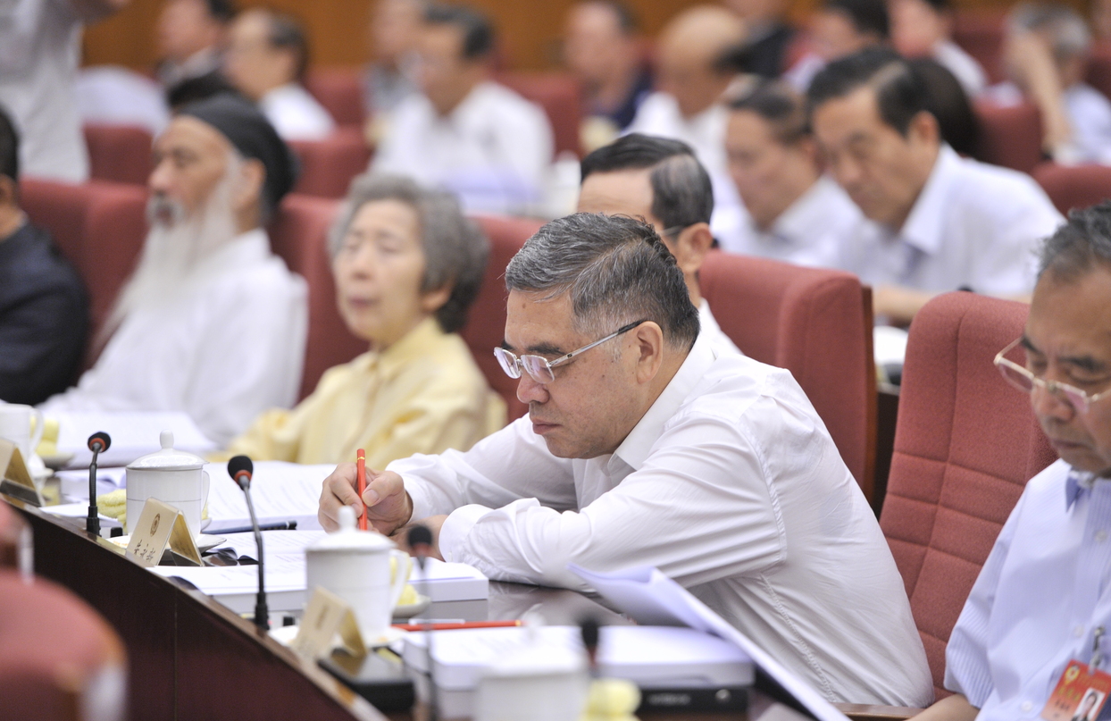   委员们认真听取大会发言