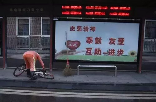 环卫工父亲为圆女儿体操梦 7年间顿顿吃清水煮面