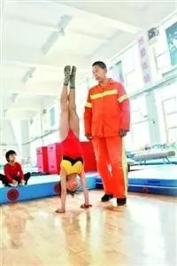 环卫工父亲为圆女儿体操梦 7年间顿顿吃清水煮面