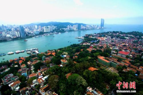 资料图：厦门，别称鹭岛，福建省省辖市，东南沿海重要的港口及风景旅游城市。厦门还是中国最早设立的经济特区之一。王东明 摄