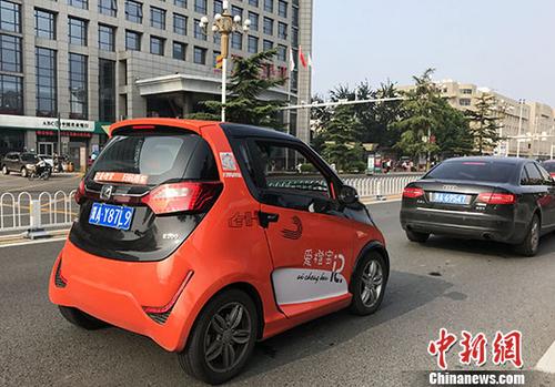 一辆橙色共享汽车正在行驶。 <a target='_blank' href='http://www.chinanews.com/'>中新社</a>记者 翟羽佳 摄