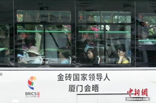 8月25日，一辆印有“金砖国家领导人厦门会晤”标语的公交车行驶在厦门街头。金砖国家领导人第九次会晤将于9月3日至5日在福建厦门举行。 <a target='_blank' href='http://www.chinanews.com/'>中新社</a>记者 张斌 摄