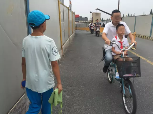 11岁搬砖男孩已退学:学校的教育不好 我自己可以学