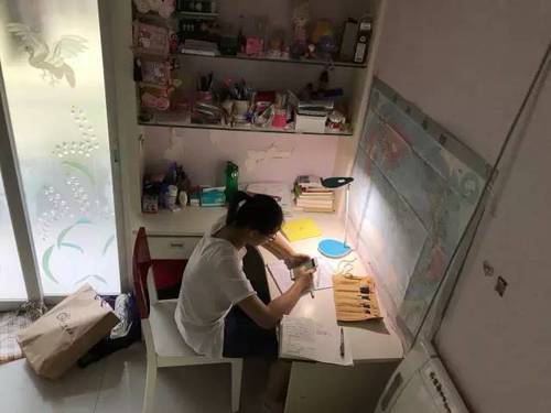 00后的网络文学:15岁少女写气泡小说 阅读量400万