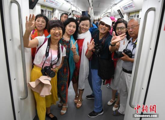 6月30日，市民早早赶来体验长春地铁1号线。当日，地处中国东北的长春市地铁1号线通车试运营，这是吉林省内开通的首条地铁。至此，中国东北地区四个副省级城市全部拥有了地铁交通。据了解，长春地铁1号线采用的是国内新款高寒地铁列车，可在零下35摄氏度低温条件下正常运行，这也是目前中国最轻的铝合金地铁列车。<a target='_blank' href='http://www.chinanews.com/'>中新社</a>记者 张瑶 摄