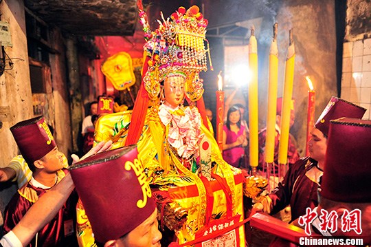 资料图：福建湄洲妈祖祖庙的妈祖金身从福州直飞抵达海口。<a target='_blank' href='http://www.chinanews.com/'>中新社</a>发 骆云飞 摄