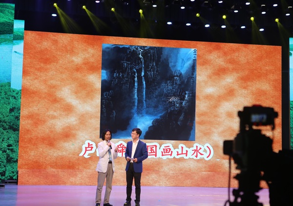 1.在”百年鹤岗“中俄文化交流晚会上的捐赠环节，孟祥顺发表感言，背景为孟祥顺捐献的国家画院副院长卢禹舜画作