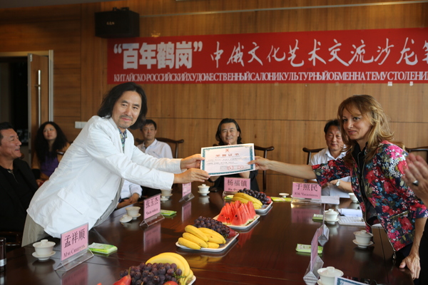 5在“百年鹤岗”中俄文化交流沙龙座谈会上，鹤岗市美术家协会名誉主席孟祥顺为俄罗斯画家颁发荣誉证书