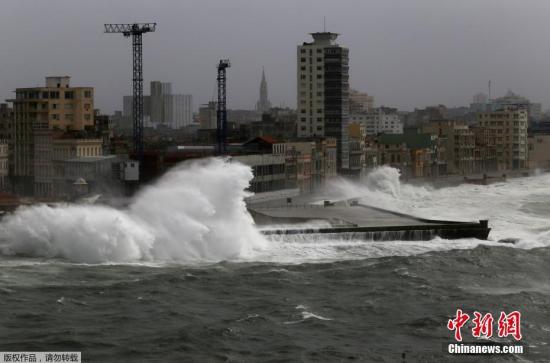 资料图：当地时间9月9日，飓风“艾尔玛”登陆古巴，带来狂风暴雨和巨浪。