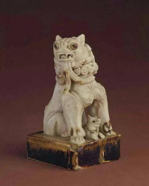 邢窑白釉点彩子母狮塑像，唐