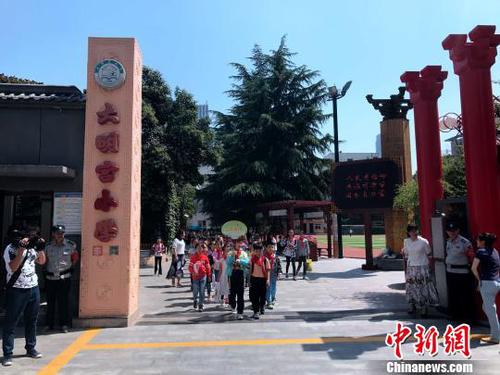 图为西安市未央区大明宫小学学生放学。　梅镱泷 摄