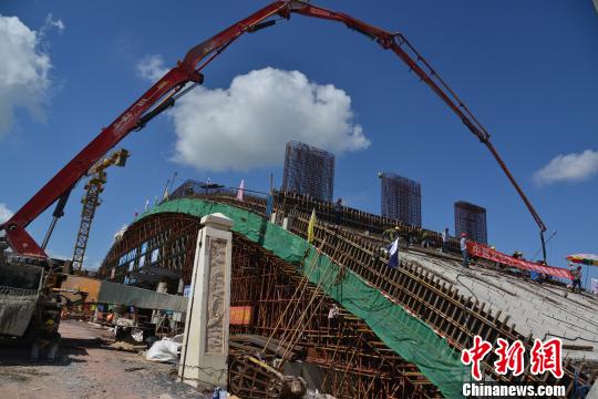 正在进行主桥拱施工的中越北仑河二桥。　陈义才　摄