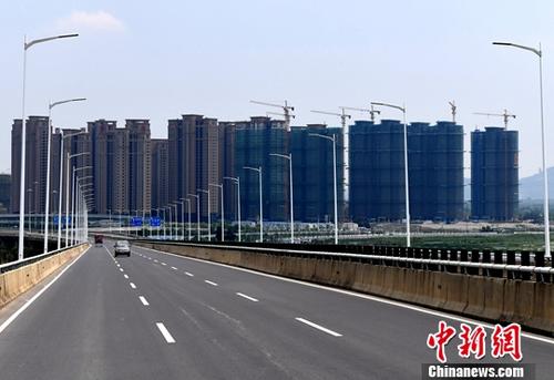 8月14日，中国国家统计局当日发布的数据显示，1-7月份，中国商品房销售面积86351万平方米，同比增长14.0%，增速比1-6月份回落2.1个百分点。商品房销售额68461亿元，增长18.9%，增速回落2.6个百分点。图为8月10日，福州一处成片开发建设中的房地产楼盘。<a target='_blank' href='http://www.chinanews.com/'>中新社</a>记者 张斌 摄