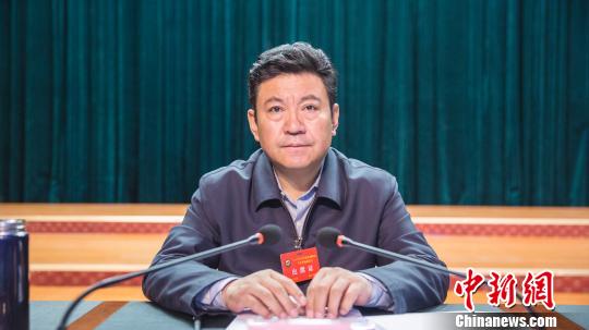 西藏自治区副主席、日喀则市委书记张延清在2017全区脱贫摘帽工作推进现场大会上讲话。　筱康 摄