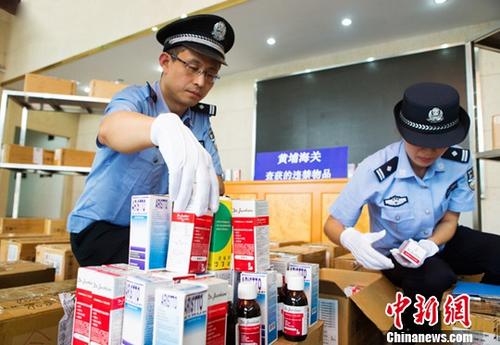 资料图：黄埔海关7月24日透露，该海关近日成功破获一起水上偷运走私毒品案，该案共计查获含有复方可待因、盐酸麻黄碱成分的止咳水3522瓶。<a target='_blank' href='http://www.chinanews.com/'>中新社</a>记者 林晓薇 摄