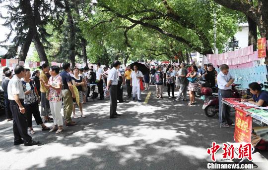 8月27日，“七夕”将至。福州于山“相亲会”人山人海。　刘可耕 摄