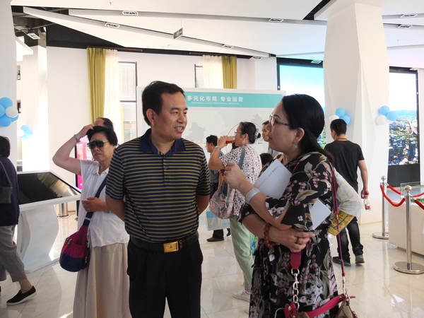 ３、民盟中央科技委委员、民盟北京市委石景山科技支部主委祝智军（左）与应邀参与此次调研活动的民盟中央妇委会委员、首都女记协理事张春莉现场交流深入调研体会。侯健鹏　史明霞　摄影