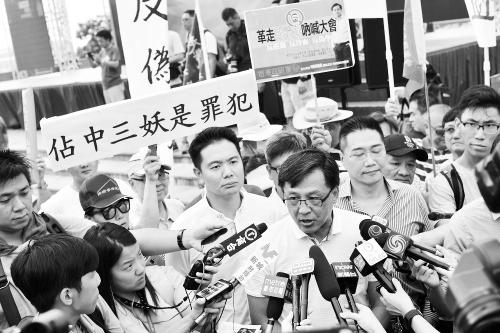图片说明：17日，何君尧接受港媒采访。