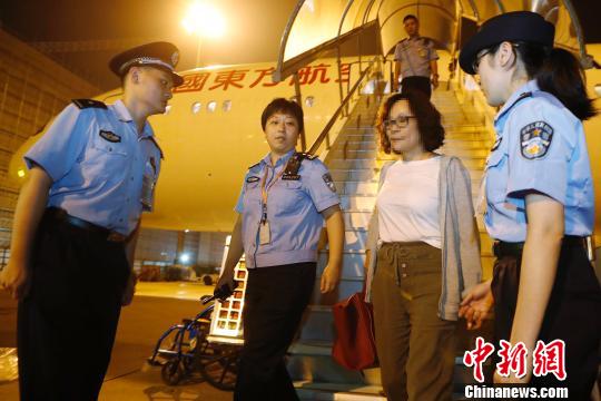 9月19日晚，闵某搭乘东航MU588次航班抵上海。　殷立勤 摄