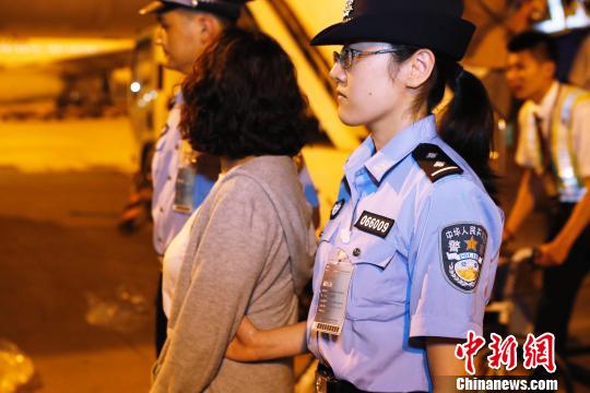 9月19日晚，闵某搭乘东航MU588次航班抵上海。　殷立勤 摄