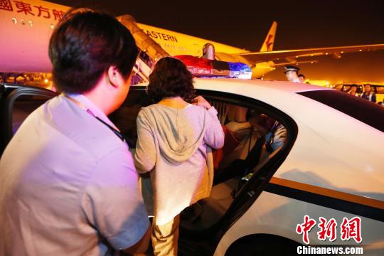 9月19日晚，闵某搭乘东航MU588次航班抵上海。　殷立勤 摄